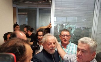 El presidente de AEBU, Pedro Stéffano, (delante de la ventana) junto a Lula