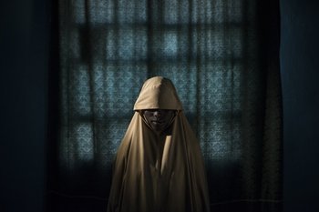 El fotógrafo de The New York Times Adam Ferguson retrató a un grupo de jóvenes secuestradas por el grupo terrorista islámico Boko Haram; Aisha (14) tenía asignada una misión suicida pero logró escapar. La imagen estuvo entre las seis finalistas del premio a Foto del año<br><br>