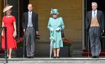 La reina Isabel II con sus hijos el príncipe Andrés, duque de York, el príncipe Eduardo, conde de Wessex y su esposa, la condesa Sophie