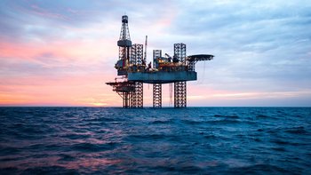 Plataforma petrolera en el mar