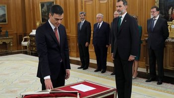 Pedro Sánchez, jurando el cargo ante el Rey.