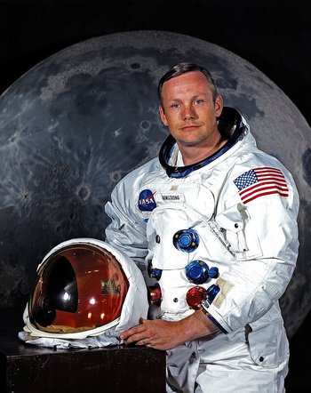 Al llegar a la Luna, Neil Armstrong hizo famosa la frase nulles un pequeño paso para el hombre, pero un gran salto para la humanidadnull.