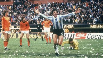 Mario Kempes festeja el segundo gol argentino en la final del Mundial de 1978 ante Holanda