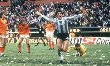 Mario Kempes festeja el segundo gol argentino en la final del Mundial de 1978 ante Holanda