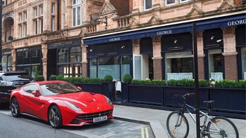Mayfair es un céntrico barrio londinense conocido por su elegante arquitectura, sus tiendas de lujo y los carros de alta gama que se conducen en sus calles.