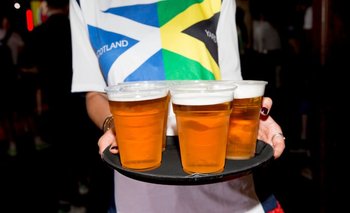 Venta de cerveza en un bar del Reino Unido en medio del Mundial de Rusia 2018. (Archivo)
