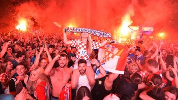 Aficionados croatas invadieron las calles del país para celebrar la clasificación a la final y convertirse en el país con menos población en disputar el partido decisivo de un Mundial desde Uruguay en 1950.