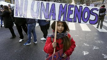 En países como Argentina o Chile, el movimiento feminista se ha tomado las calles, impulsando leyes contra abuso y reformas contra acoso.