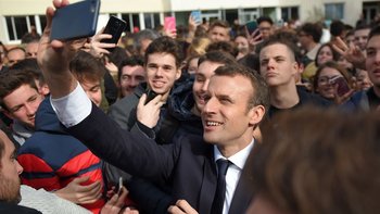 El presidente francés Emmanuel Macron hizo una campaña para prohibir los smartphones en las escuelas del país.
