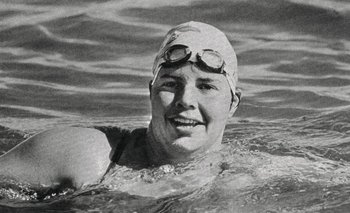 La estadounidense Lynne Cox dedicó su vida a nadar por las aguas de todo el mundo.