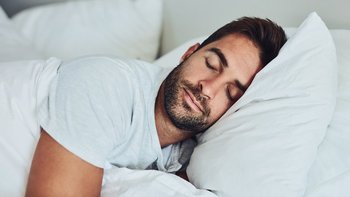 Dormir de lado es mejor que dormir boca arriba o abajo... pero ¿qué lado es mejor?