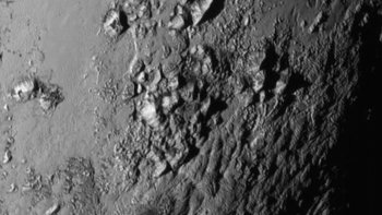 Montañas heladas de Plutón en una imagen captada por New Horizons.