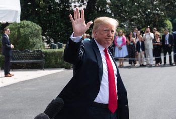 US President Donald Trump waves to the press before boarding Marine One at the White House in Washington, DC, on August 17, 2018 as he departs for a fundraiser in West Hampton Beach, New York. / AFP / NICHOLAS KAMM