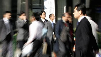 El 20% de los trabajadores japoneses encuestados aseguraron hacer más de 80 horas extras al mes.