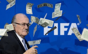 Joseph Blatter sigue sumando sanciones de la FIFA