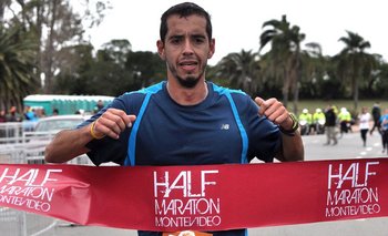 Nicolás Cuestas al ganar la Half Maraton Montevideo 2015