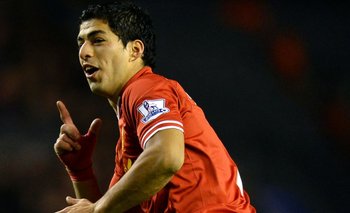 Luis Suárez festejando un gol en su pasaje por Liverpool
