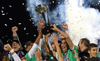 Raúl con el trofeo de la NASL
