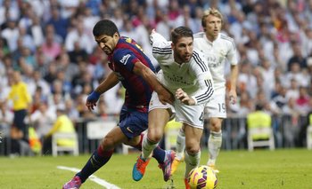 Un duelo de antaño en el clásico español: Luis Suárez, de Barcelona, ante Sergio Ramos, de Real Madrid