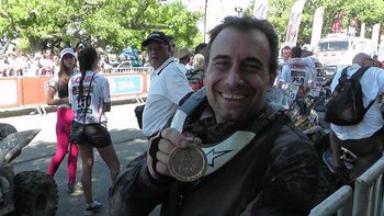Diego Licio con su medalla del Dakar