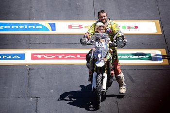Lazard festejó la llegada de su décimo Dakar junto a su hija