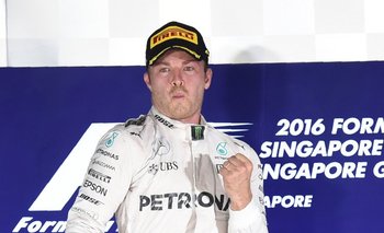 Nico Rosberg celebró con su tradicional salto en Singapur