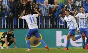 Chory Castro, de espaldas, celebra uno de los goles; es titular indiscutido en Málaga.<br>