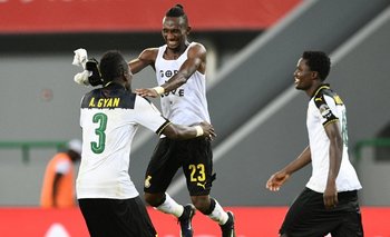 Asamoah Gyan (3) y Harrison Afful celebran el gol ghanés que vale el pasaje a cuartos de final en la Copa Africana de Naciones 2017