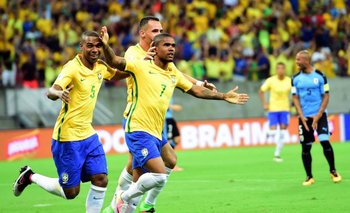 Douglas Costa en el último Brasil-Uruguay en Brasil