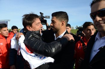 Murmullo Perdomo y Luis Suárez abrazados en una de las veces que vino el salteño a visitar a Nacional desde Europa