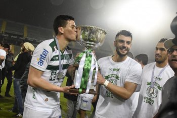 Rodríguez y Ferreira y la copa del Clausura en el Campeón del Siglo