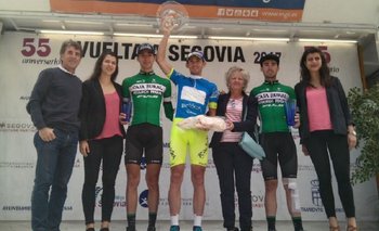 Mauricio Moreira, tercero desde la izquierda, en el podio de Segovia
