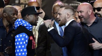 Mayweather y McGregor en la presentación oficial de la pelea en el Staples Center.