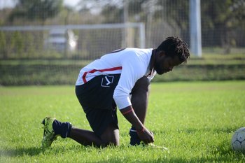 El lateral nacido en Camerún quiere ascender para dar el salto a otro equipo.