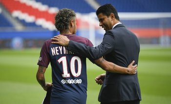 Neymar y Nasser Al-Khelaifi en su presentación como jugador de PSG