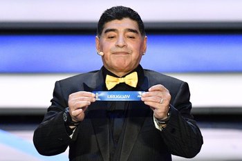 Maradona extrae la bolilla de Uruguay en Rusia 2018