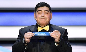 Maradona extrae la bolilla de Uruguay en Rusia 2018
