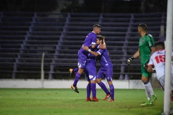 El festejo del primer gol violeta, obra de Matías Cabrera, de penal<br>