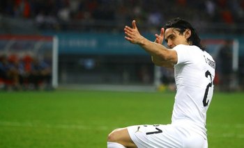 Cavani celebra su gol número 42 con la selección en Uruguay-Gales