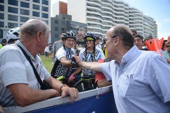 El intendente Daniel Martínez saluda a dos ciclistas