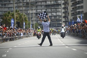 Daniel Martínez con la bandera a cuadros en la llegada