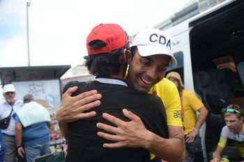 Magno, el ciclista de Funvic de Brasil, festejó su título con compañeros y asistentes