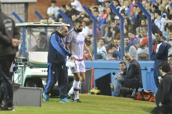 Guzmán Corujo se retiró lesionado en su rodilla a los 15 minutos<br>