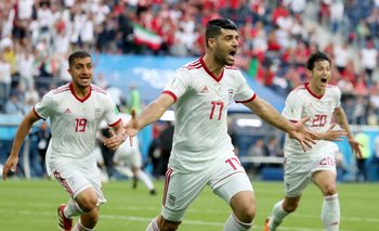Los jugadores de Irán festejan el gol del triunfo