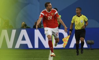 Dzyuba, el tanque ruso festeja su gol contra Egipto