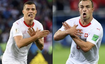 Los suizos Xhaka y Shaqiri festejaron sus goles contra Serbia haciendo el águila albanesa