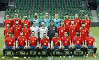 Foto oficial de la selección española con Fernando Hierro