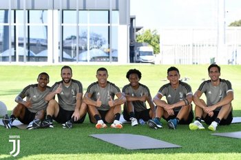 Douglas Costa, Higuaín, Ronaldo, Cuadrado, Dybala y Bentancur en el complejo de la Juve