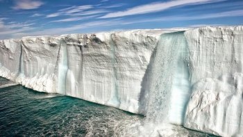, al igual que en varias zonas del Ártico y el Antártico, donde el calentamiento global provoca la reducción de la superficie de agua congelada
