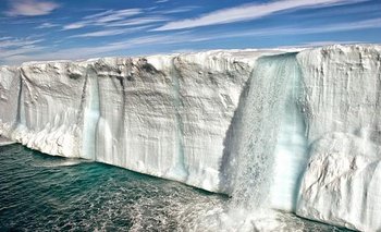 Hielo derritiéndose en Svalbard, Noruega, al igual que en varias zonas del Ártico y el Antártico, donde el calentamiento global provoca la reducción de la superficie de agua congelada